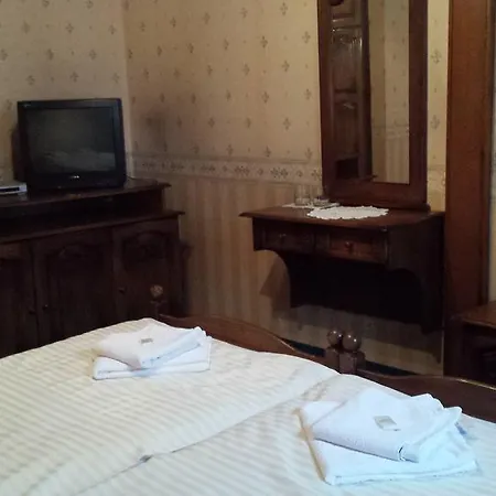 Kocsis Panzio Es Etterem Bed & Breakfast Komarom Room photo
